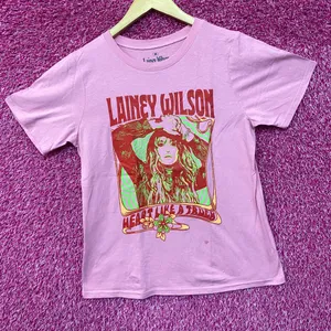 Lainey Wilson 'Heart Like A Truck' Bell Bottom Country Album Pink T-Shirt Medium thumbnail 3
