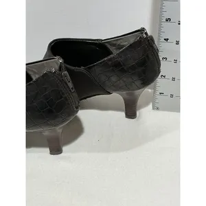 Woman’s Liz Claiborne Lawrence 8.5 Brown Zip Back Heel Ankle Bootie thumbnail 4