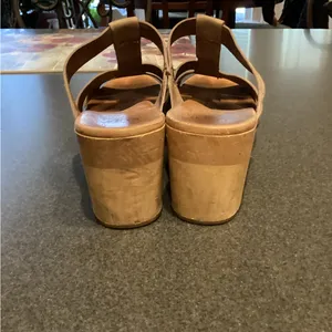 Women’s UGG wedges size 8 thumbnail 4