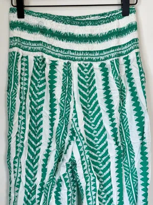NWT Cupshe Green Geo Smocked Waist Tapered Leg Pants - Size: Small thumbnail 3