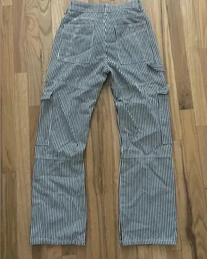 Edikted low rise cargo jeans thumbnail 3