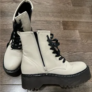 Platform boots Size 8 thumbnail 3