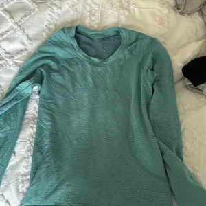 Rare, Lululemon longsleeve thumbnail 1