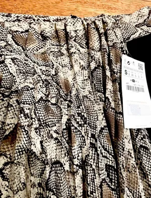 Zara BASIC NWT TRENDY NWT BLACK/front snake print pleated midi skirt S thumbnail 9