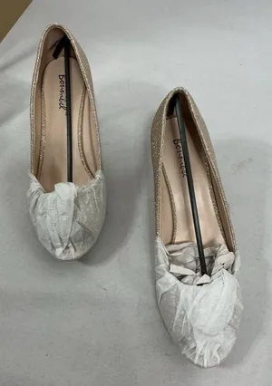 Womans New In Box Bonnibel Wonda Slip On Pumps Size 6.5 Champagne thumbnail 1