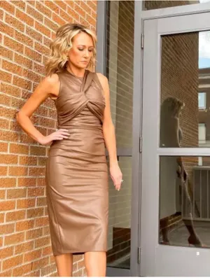 $228 Nwot Express Mocha Body Contour Twist Front Faux Leather Midi Dress Xs thumbnail 4
