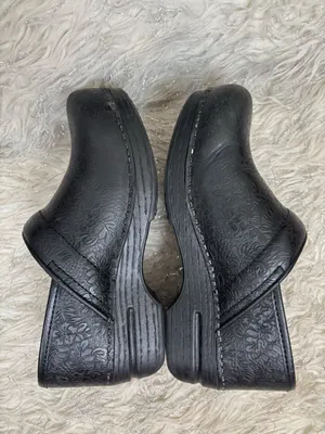 Dansko Black Floral-Embossed Women’s Leather Professional‎ Clogs Size 36 thumbnail 2