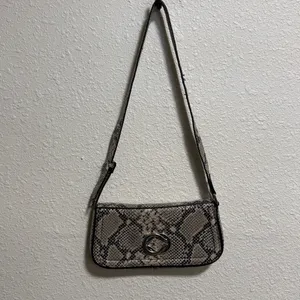 Topshop Finley Faux‎ Snakeskin Baguette Shoulder Bag Grey Black Snake Print thumbnail 4