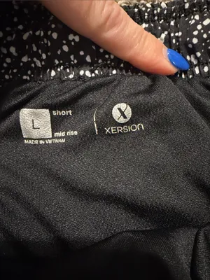 Xersion Women’s Black & White Mid Rise Activewear Shorts Large thumbnail 4