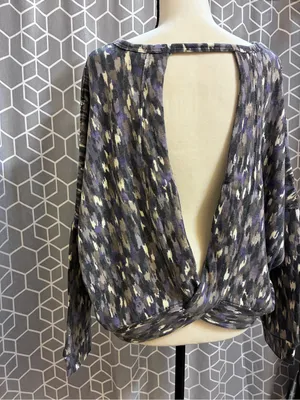 Multi colored sweater with back peek opening. thumbnail 3