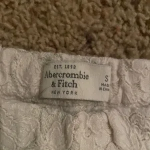 White lace Abercrombie and fitch mini shorts thumbnail 3