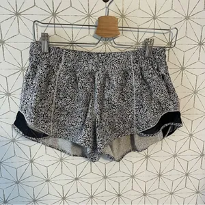Lululemon Hotty Hot Short II *2.5" Ditsy Daisy White Black thumbnail 5