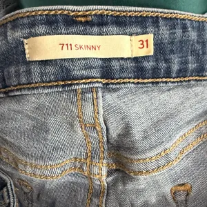 Levi’s 711 Mid Rise Skinny Jeans Size 31. Inseam 29in thumbnail 5
