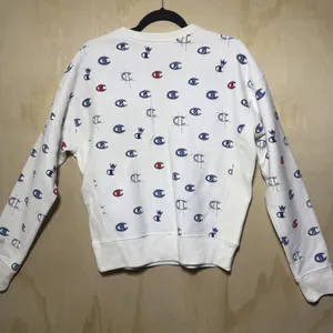 Champion Reverse Weave Crop Sweatshirt‎ Medium White All Over Logo Print thumbnail 7