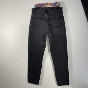 Arizona Jeans Womens Size 7 Highest Rise Mom Jeans Faded Black Denim Pockets thumbnail 3