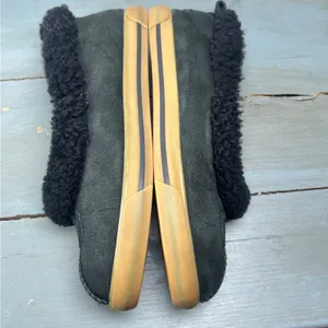 UGG Australia 1871 Black Suede Shearling Lined Slippers Womens 8 Gum Sole Shoes thumbnail 8