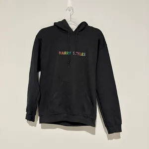 Gildan Harry‎ Styles Hoodie Black Rainbow text size Small thumbnail 2