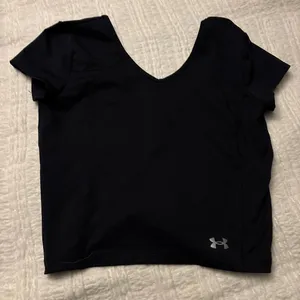 Under Armour Black crop top thumbnail 1