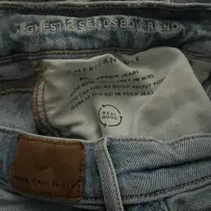 American Eagle Ripped Highest Rise 90s Boyfriend Jean 10 Short Women’s Blue 3648 thumbnail 4