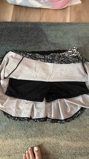 Lululemon Black and White Marble Size 4 Tall Skirt thumbnail 3