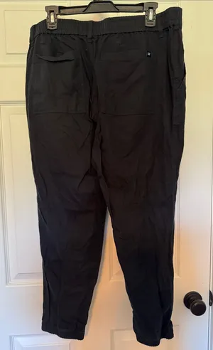 Gap Women’s Elastic Waist Black Cargo Jogger Pants thumbnail 1
