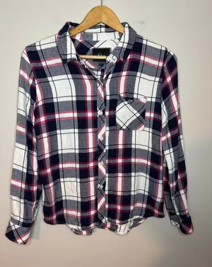 Rails Hunter Plaid Flannel Button Up Shirt Size M Red‎ Navy Patriot/Cranberry thumbnail 1