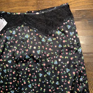 NWT FOR LOVE AND LEMONS x VS COLLECTION LUCY BLACK FLORAL‎ SKIRT SIZE SMALL thumbnail 3