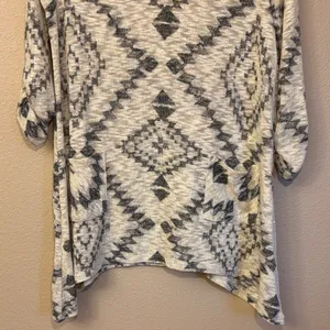 JohnPaulRichard M Southwest Boho Geometric Sweater Tan Gray Tunic Sharkbite Hem thumbnail 4