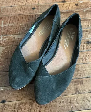 Tom’s minimalist black chevron slip on normcore size 6 shoes thumbnail 1