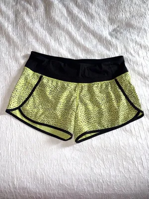 EXCELLENT Lululemon Run Speed Low Rise Shorts Lined Dash Yellow Black 8 thumbnail 2