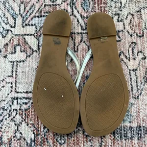Tory Burch Terra Thong Sandal Metallic Silver Leather Flip Flops Size 8 thumbnail 4