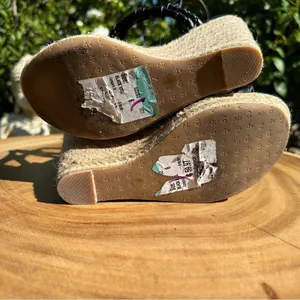 DOLCE VITA Wedge Sandals in Black Leather and Gold Hardware Size 6 thumbnail 7