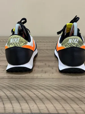 Woman Size 8 Nike Shoe thumbnail 3