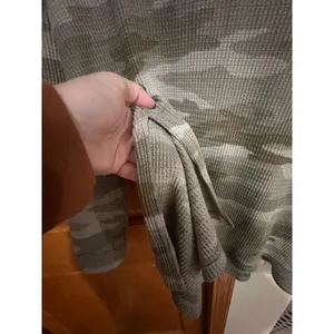 American Eagle Camo Waffle Knit Thermal V-Neck Top Green Camouflage Medium thumbnail 4