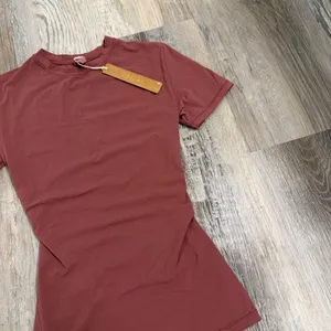 Skims fits everybody short sleeve shirt size xxsmall Color: beet thumbnail 2