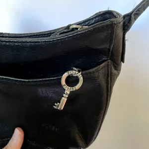 Fossil black leather shoulder bag zip‎ closure two pockets adjustable straps thumbnail 5