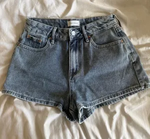 PacSun Women's Mid-Rise Light Wash Denim Shorts thumbnail 1