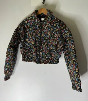 NWT Kimchi Blue Jacket Womens Small Black Floral Tapestry Cropped Quilted Zip Up thumbnail 1