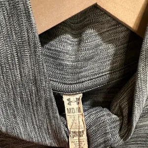 Under Armour Heat Gear Size Medium Charcoal Long Sleeve Top thumbnail 4