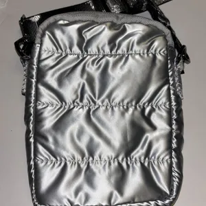 Source Unknown SILVER PUFF STYLE CROSSBODY GREAT SIZE HOLDS PHONE AND MORE FUN COLORFUL STRAP thumbnail 5