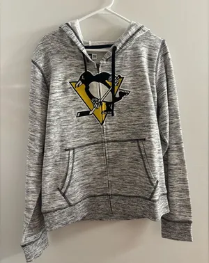 BNWOT Women’s Pittsburgh Penguins Zip-Up Hoodie thumbnail 1