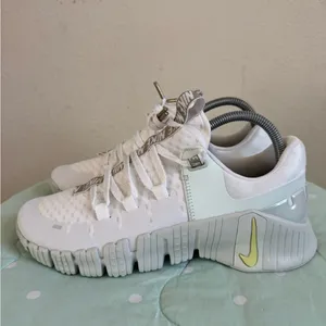NWT Nike Free Metcon 5 Premium Women’s size 9 thumbnail 2