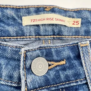 Levi's Women's High Rise Skinny Leg w/Cuffs Medium Wash Blue Jeans-Size 25 thumbnail 10