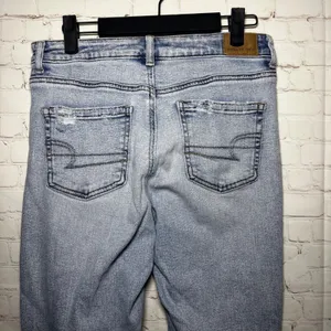 American Eagle Outfitters Mom Jeans‎ Light Wash Distressed Stretch Size 4 thumbnail 6