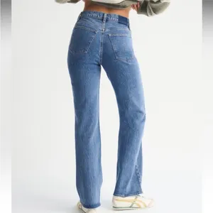Abercrombie High Rise 90s Relaxed Jean thumbnail 2