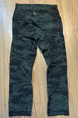 Lululemon align crop 21” size 6 camo leggings thumbnail 1