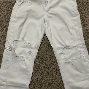 American Eagle White Distressed High Waisted Mom Straight Jeans size 12 Regular thumbnail 2