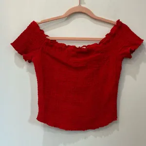 - abercrombie and fitch red ruched crop top short sleeve size Medium thumbnail 1