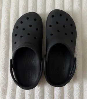 CROCS Classic Clogs in Black Women’s 8 thumbnail 1