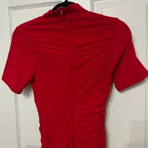 Mock neck ruched back zip maxi dress‎ short sleeve red size small thumbnail 5